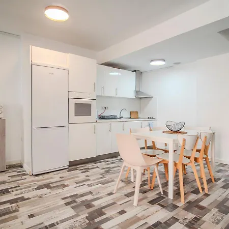 Spacious & Terrace Sleeps 7 Appartement *