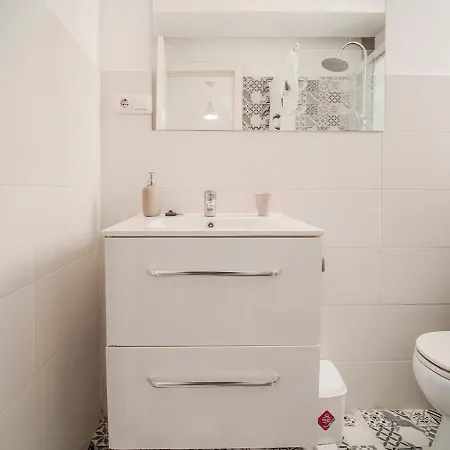 Spacious & Terrace Sleeps 7 Appartement