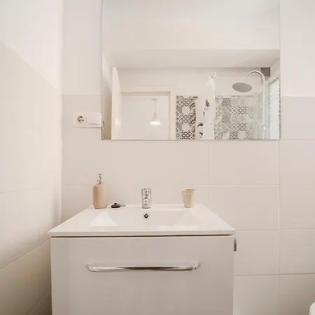 Spacious & Terrace Sleeps 7 Appartement