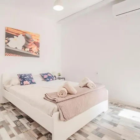 Spacious & Terrace Sleeps 7 Valence