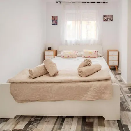 Spacious & Terrace Sleeps 7 Lejlighed *