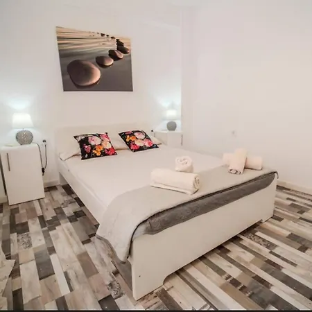 Lejlighed Spacious & Terrace Sleeps 7 *