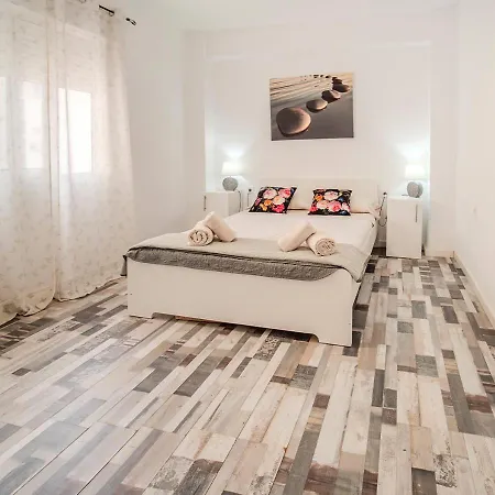 شقة Spacious & Terrace Sleeps 7 فالنسيا